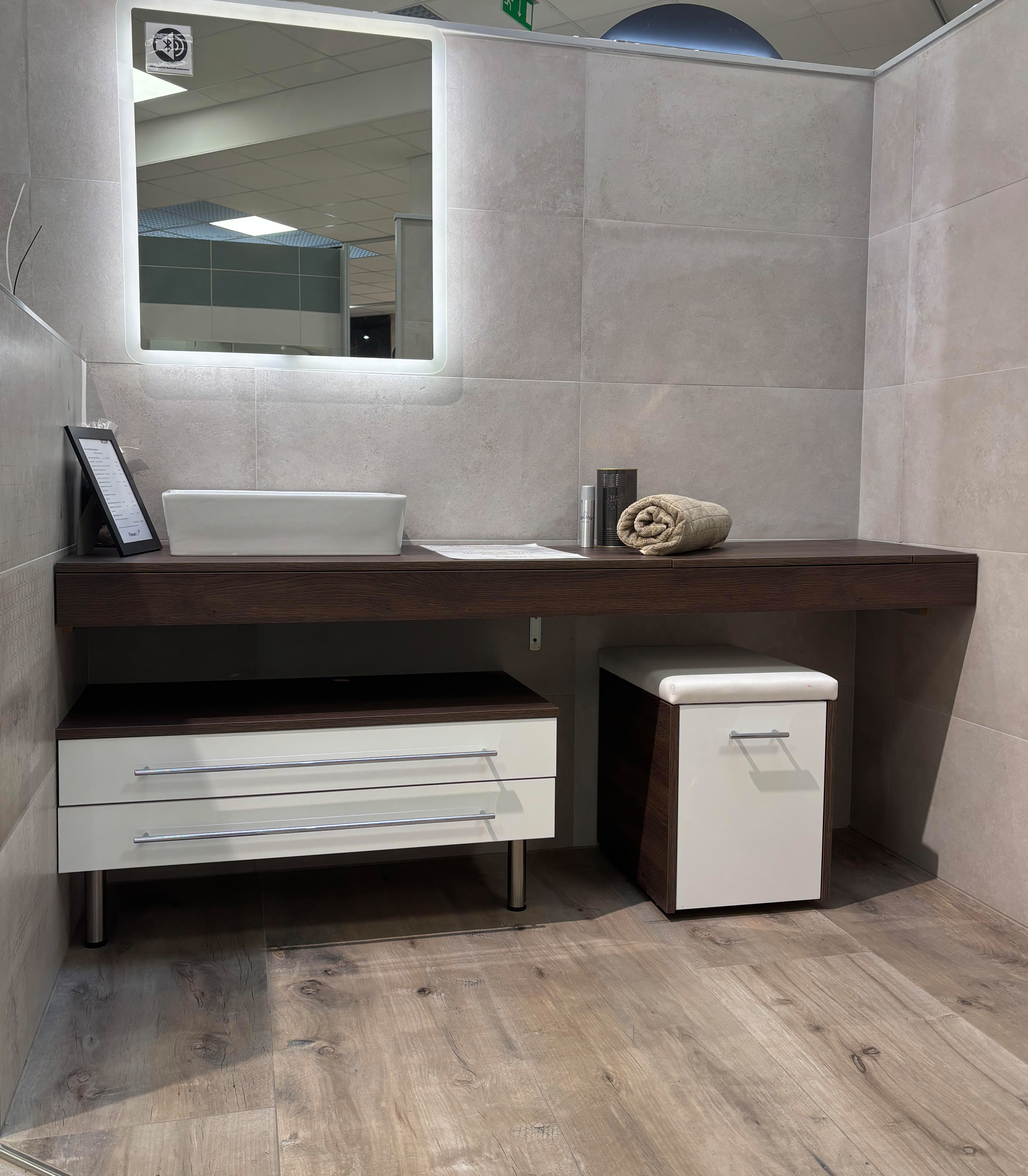 Badmöbelset mit Schminkplatz