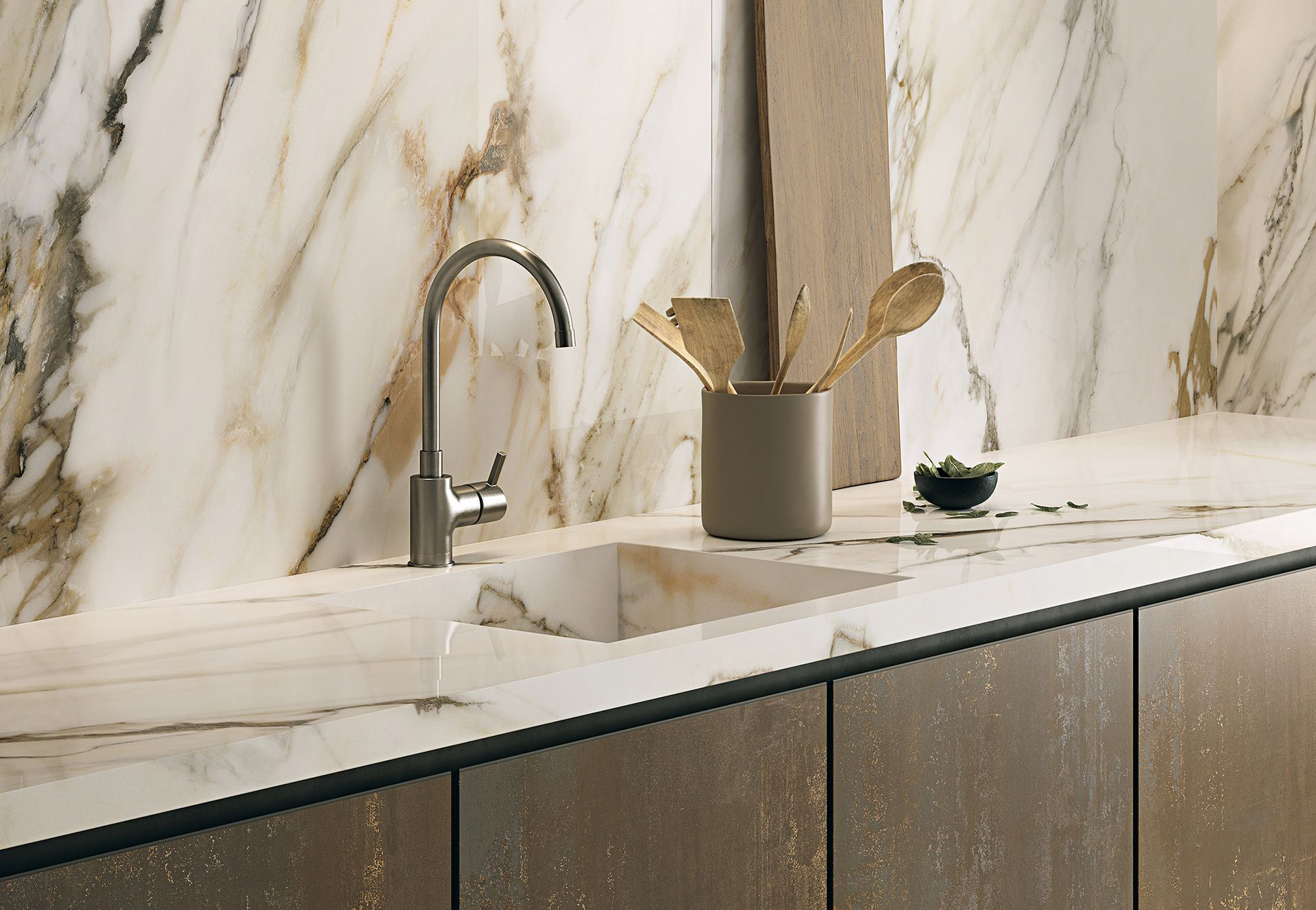 ava2360120_Weiss_Gold_Braun_Fliesen_Marmoroptik_Badezimmer_Wohnbereich_3_resized